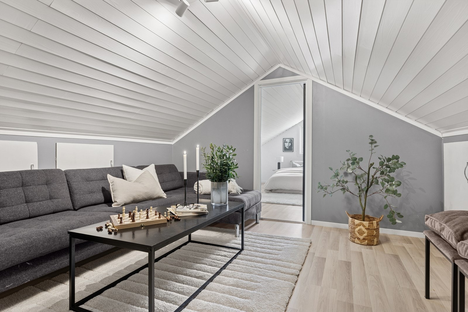 Lys loftstue med hyggelig atmosfære - perfekt som TV-stue, lekerom eller ekstra oppholdsrom. Det foreligger ikke byggetegninger av loftet. Det er derfor uvisst om de faktiske forholdene er godkjente. Galleribilde