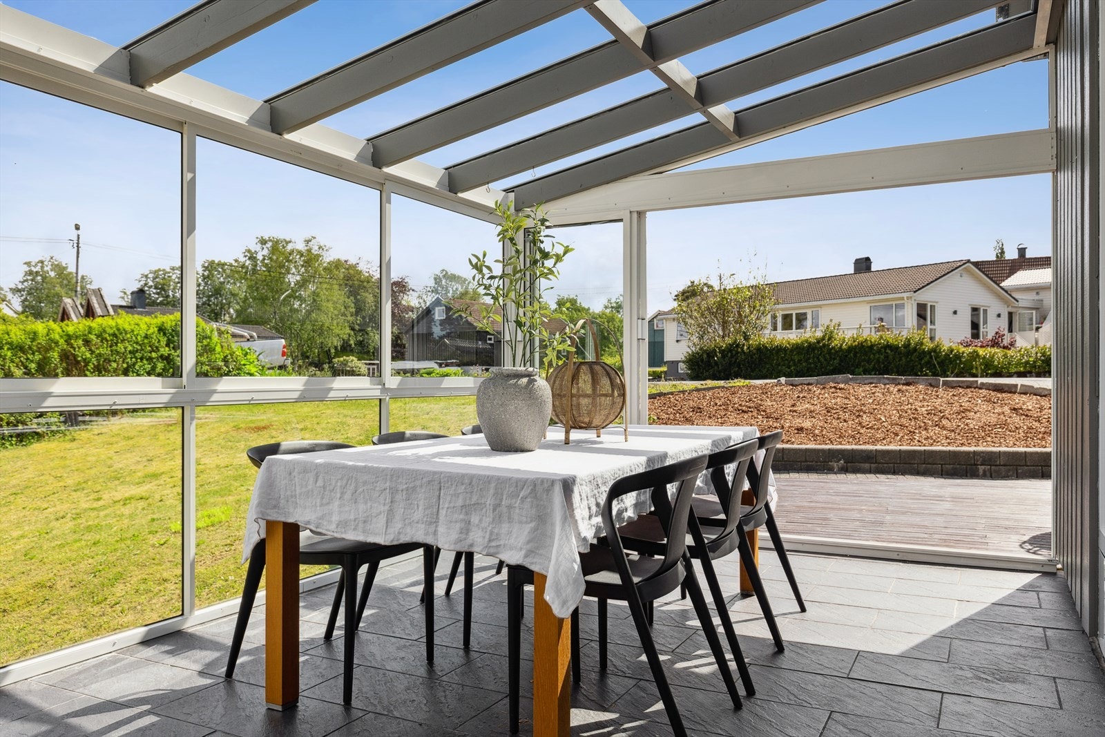 Lun og romslig vinterhage med plass til både spisebord og lounge - perfekt for helgefrokoster eller kvelder med gjester. Galleribilde