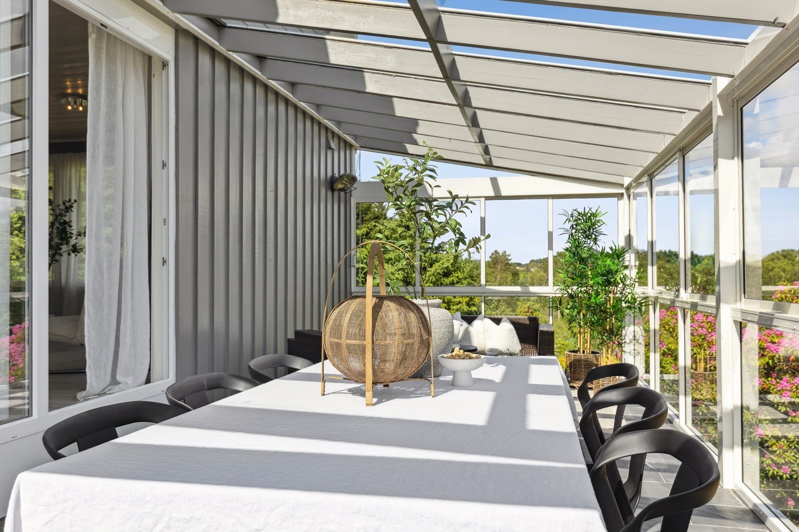 Vinterhage gir en fin overgang mellom inne- og utearealer, og slipper godt med dagslys inn i rommet. Galleribilde