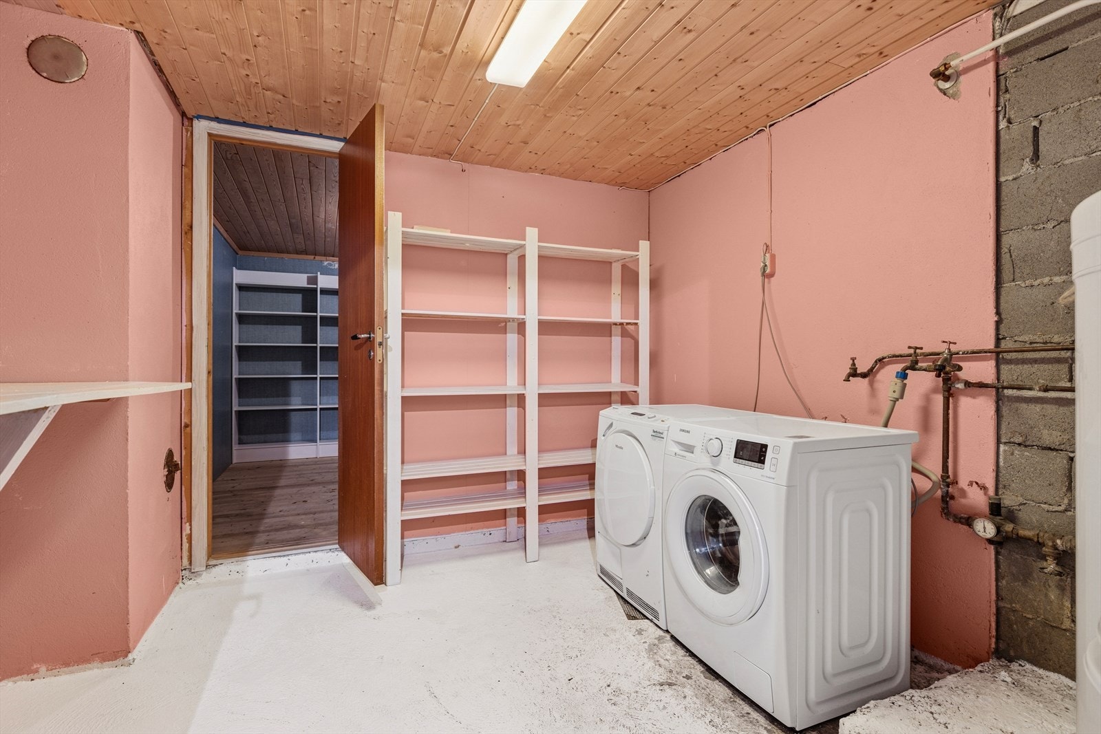 Praktisk vaskerom i kjelleretasjen. Rommet er ikke bruksendret, se pkt. ferdigattest i salgsoppgaven. Galleribilde