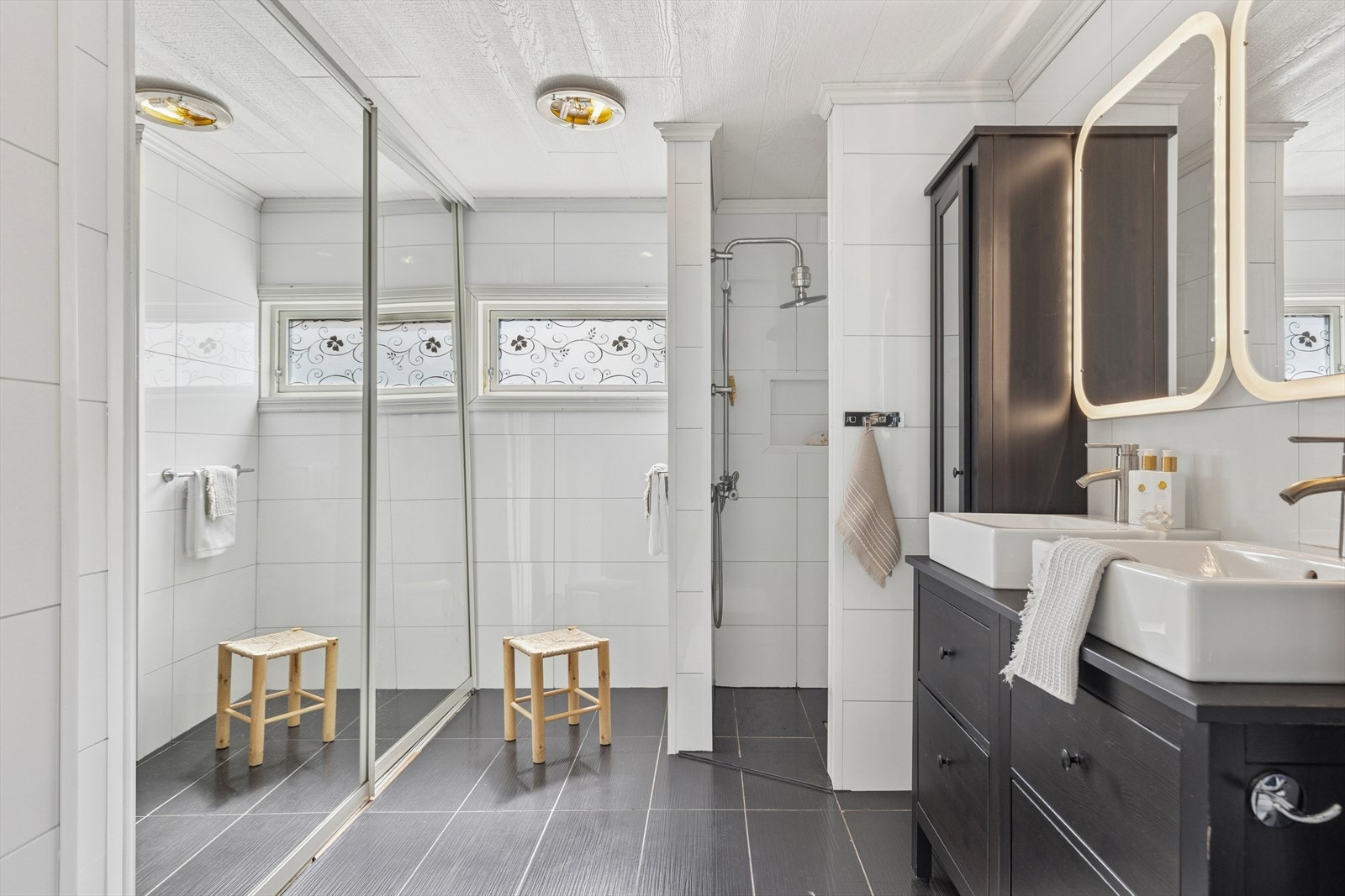 Fliser i tidløse farger og godt med skapplass gjør rommet både stilfullt og praktisk. Galleribilde