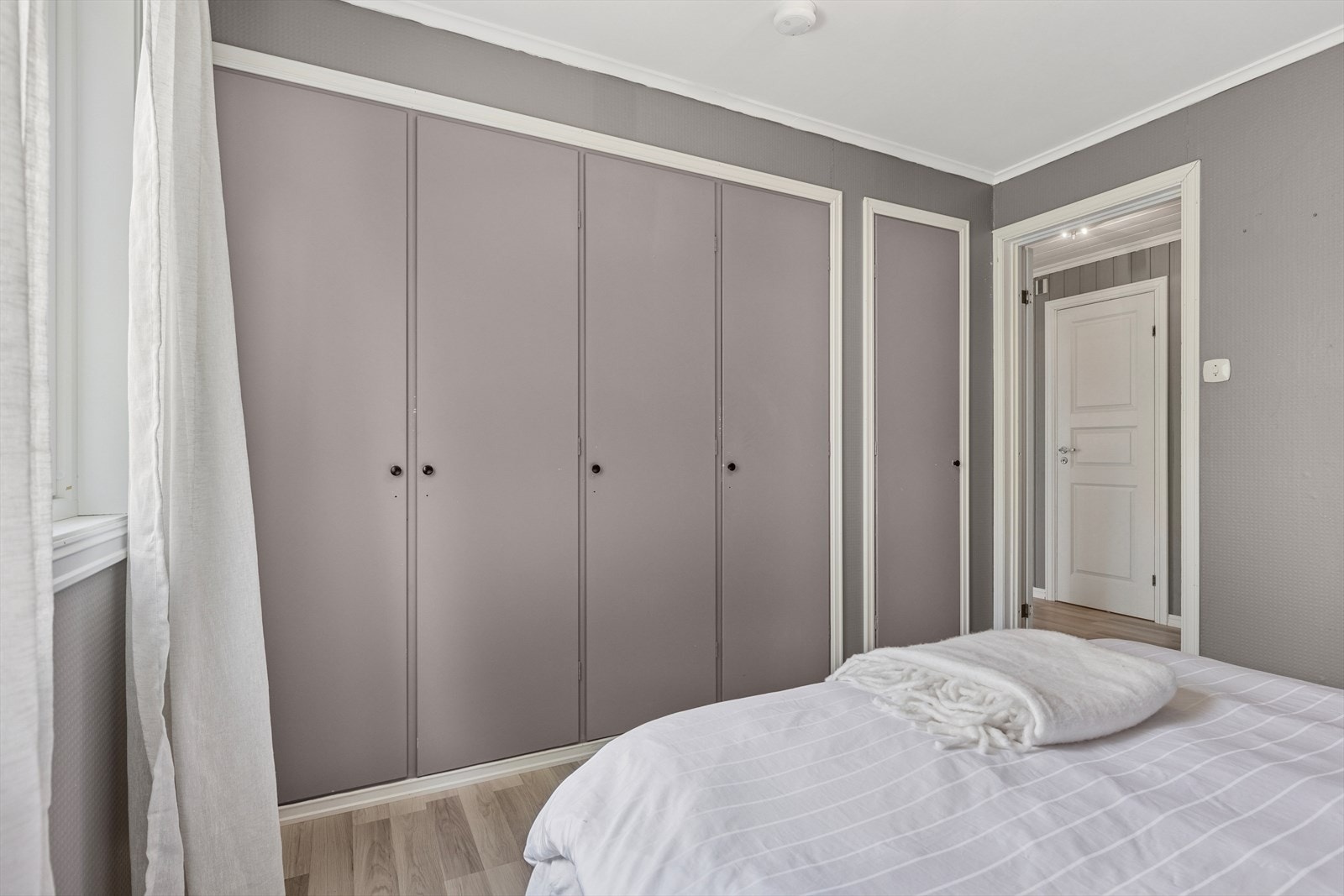 Lyst og behagelig rom med vindu mot hagen. Galleribilde