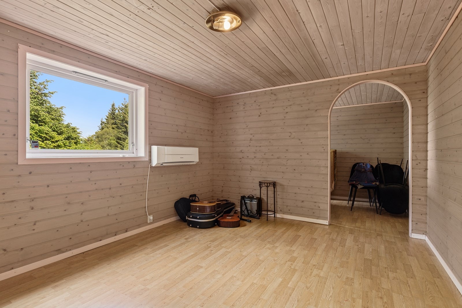 Stue i kjelleretasjen med naturlig lysinnsslipp og flere bruksmuligheter. Rommet er ikke bruksendret, se pkt. ferdigattest i salgsoppgaven. Galleribilde