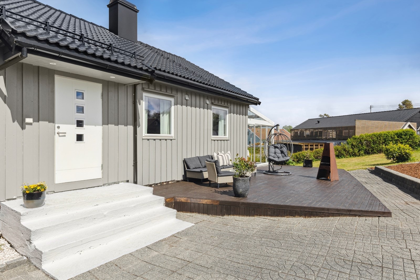 Solrik uteplass med god plass til sittegruppe og hyggelige sommerdager rett utenfor inngangspartiet. Galleribilde