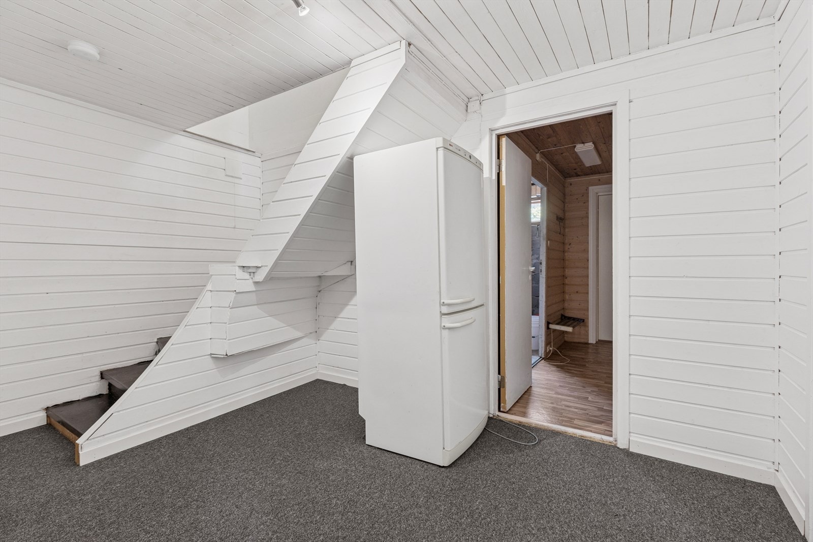 Kjellergang med trapp opp til hovedetasjen. Tilkomst til kjeller enten fra hovedetasje eller hage. Galleribilde