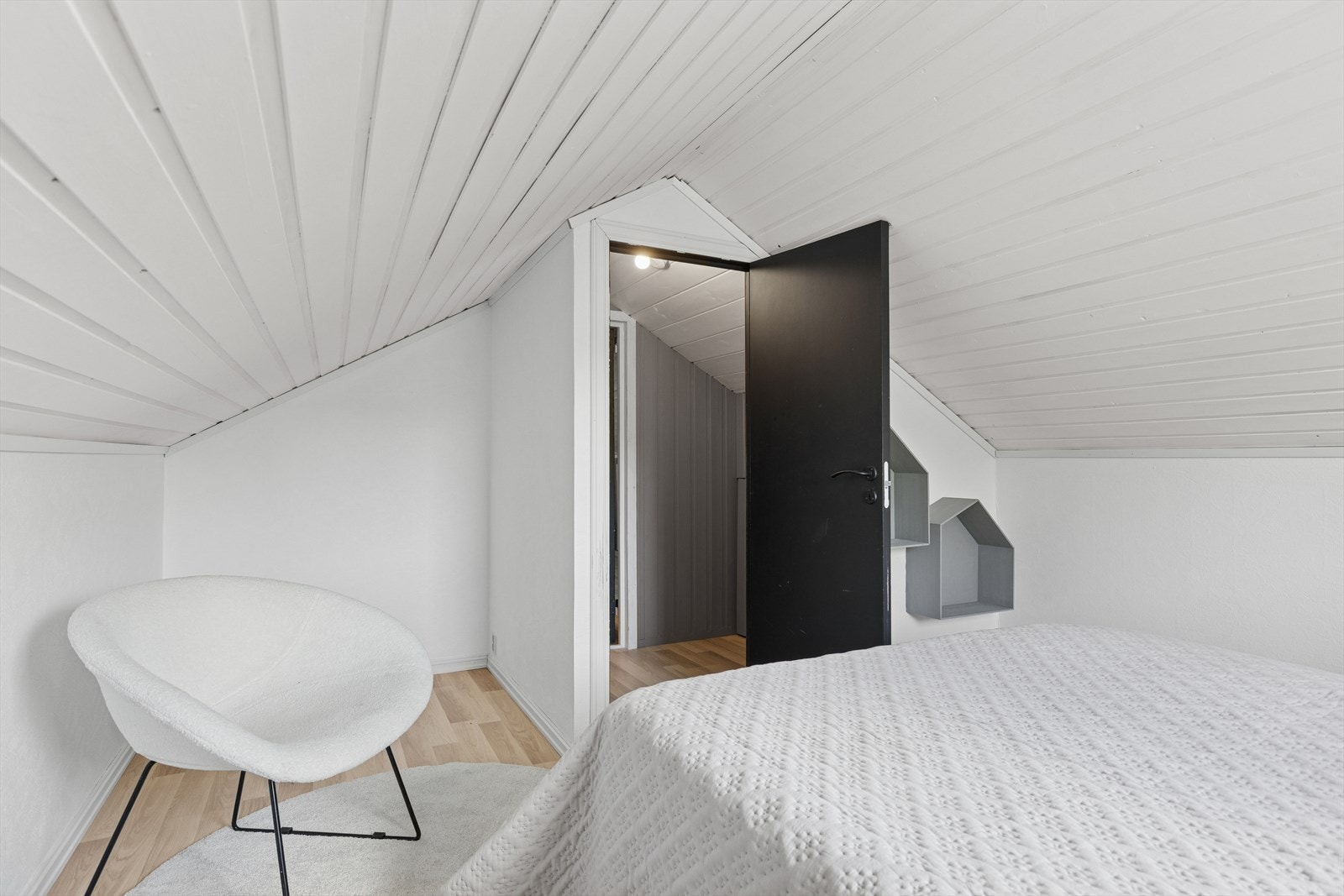 Soverom nr 1 loft. Det foreligger ikke byggetegninger av loftet. Det er derfor uvisst om de faktiske forholdene er godkjente. Galleribilde