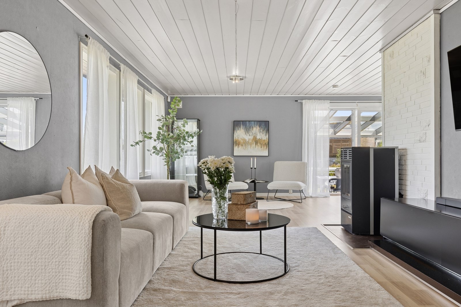 Kos deg i denne komfortable sofaen foran TV-en, perfekt for avslappende kvelder med familie og venner. Galleribilde