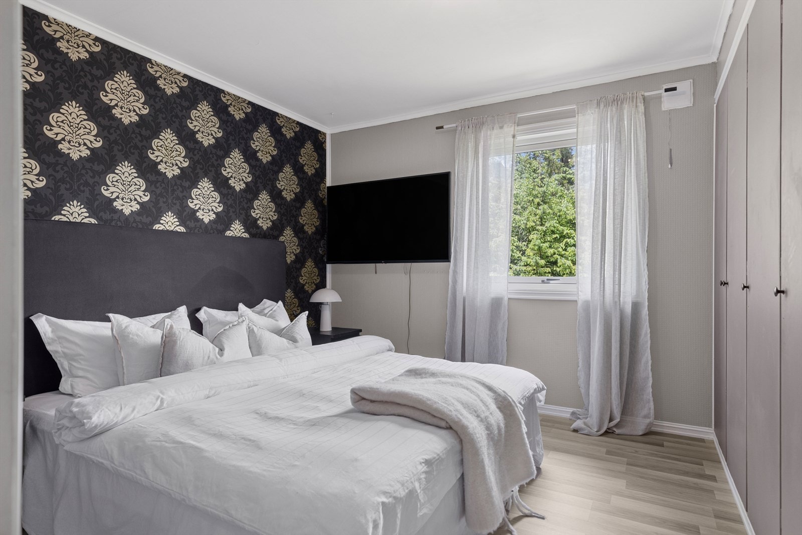 Stort soverom med plass til dobbeltseng og garderobeskap. Galleribilde