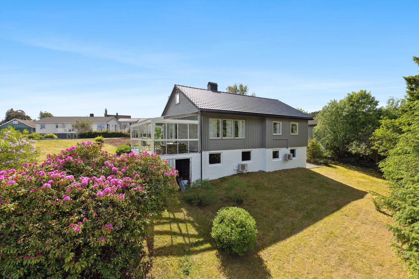 Velkommen til Ånavegen 6! Frittliggende bolig med stor tomt i et rolig og familievennlig boligområde. Galleribilde