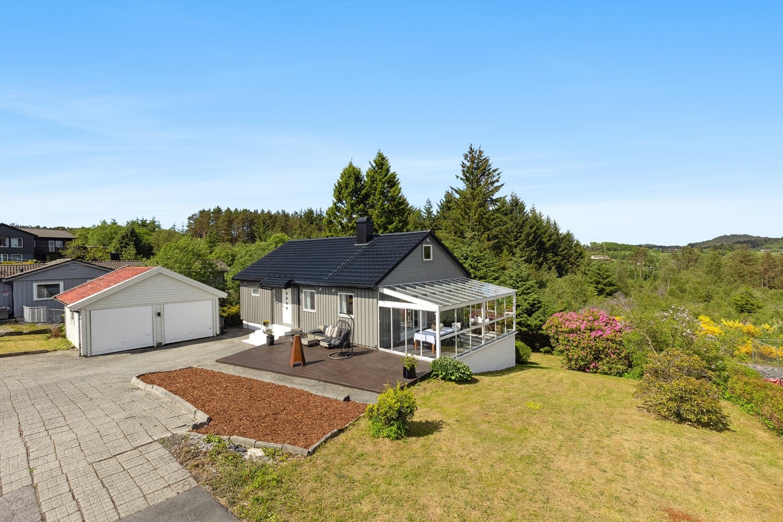 Enebolig over tre plan på stor usjenert tomt med dobbel garasje og elbil-lader. Galleribilde