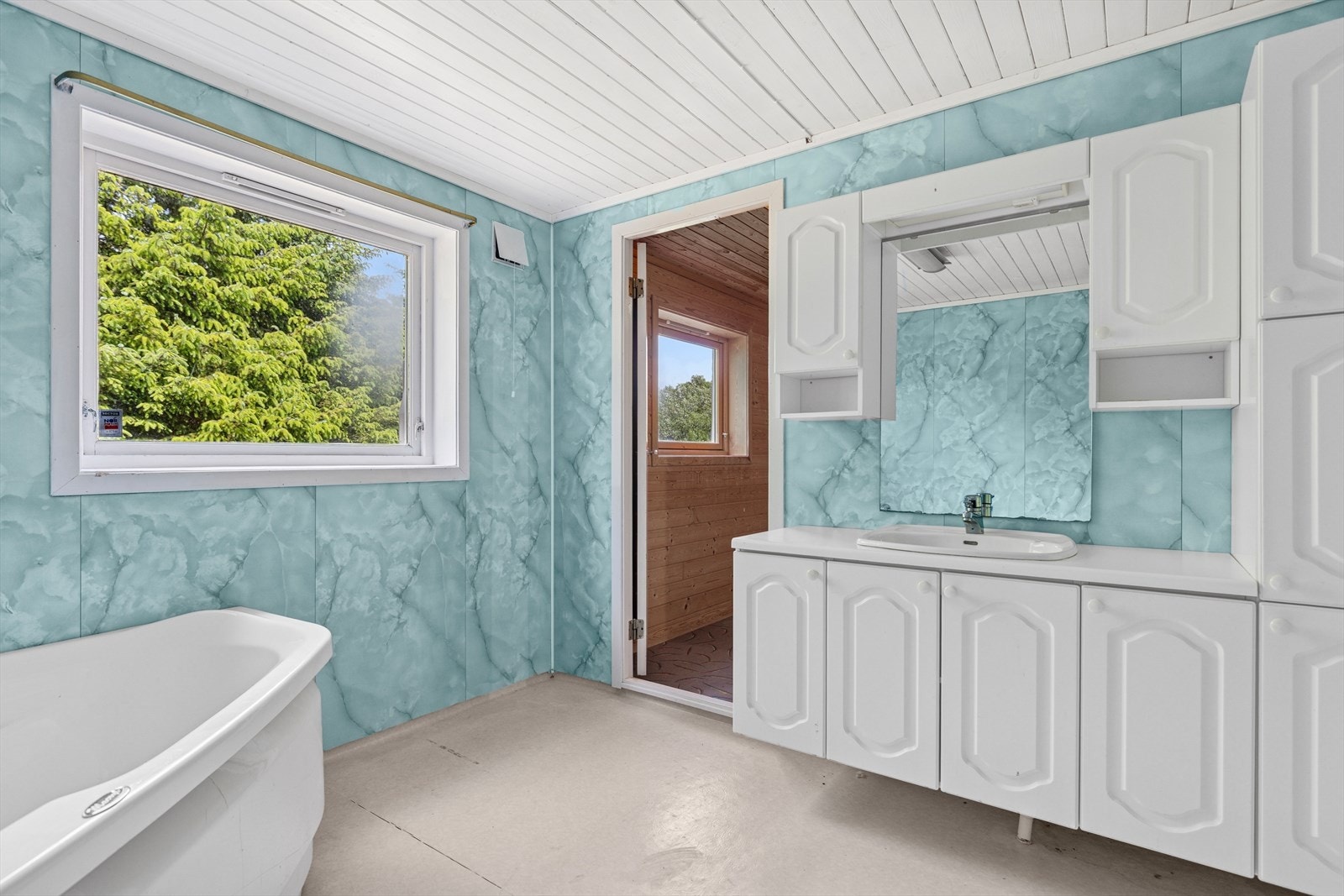 Bad i kjelleretasjen av god størrelse. Rommet er ikke bruksendret, se pkt. ferdigattest i salgsoppgaven. Galleribilde