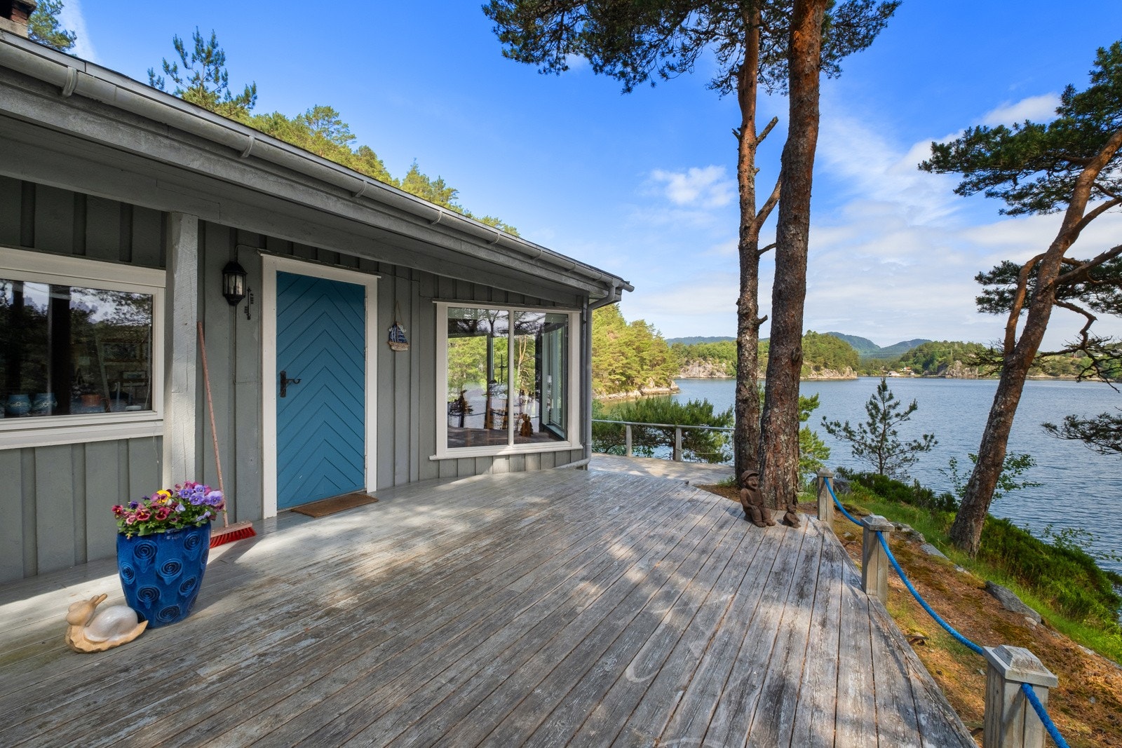 Det er svært lunt og megler har selv ligget med båt her og overnattet i bukter og sund rundt eiendommen. Galleribilde