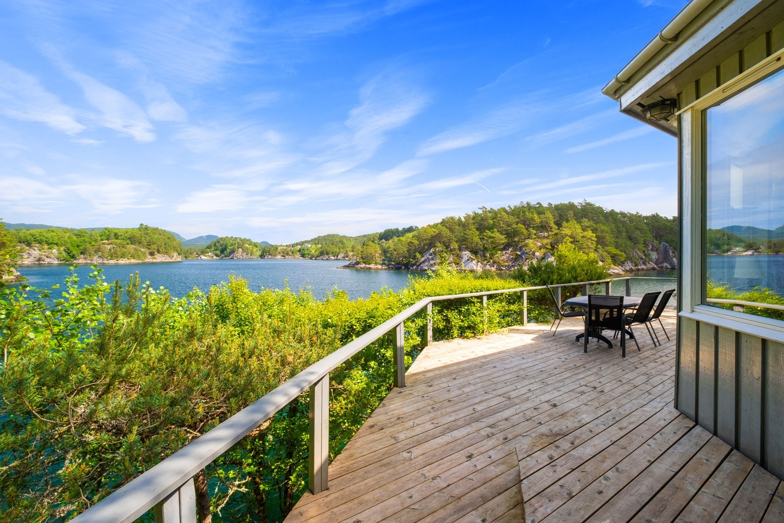 Stor terrasse i tre rundt store deler av hytten. Galleribilde