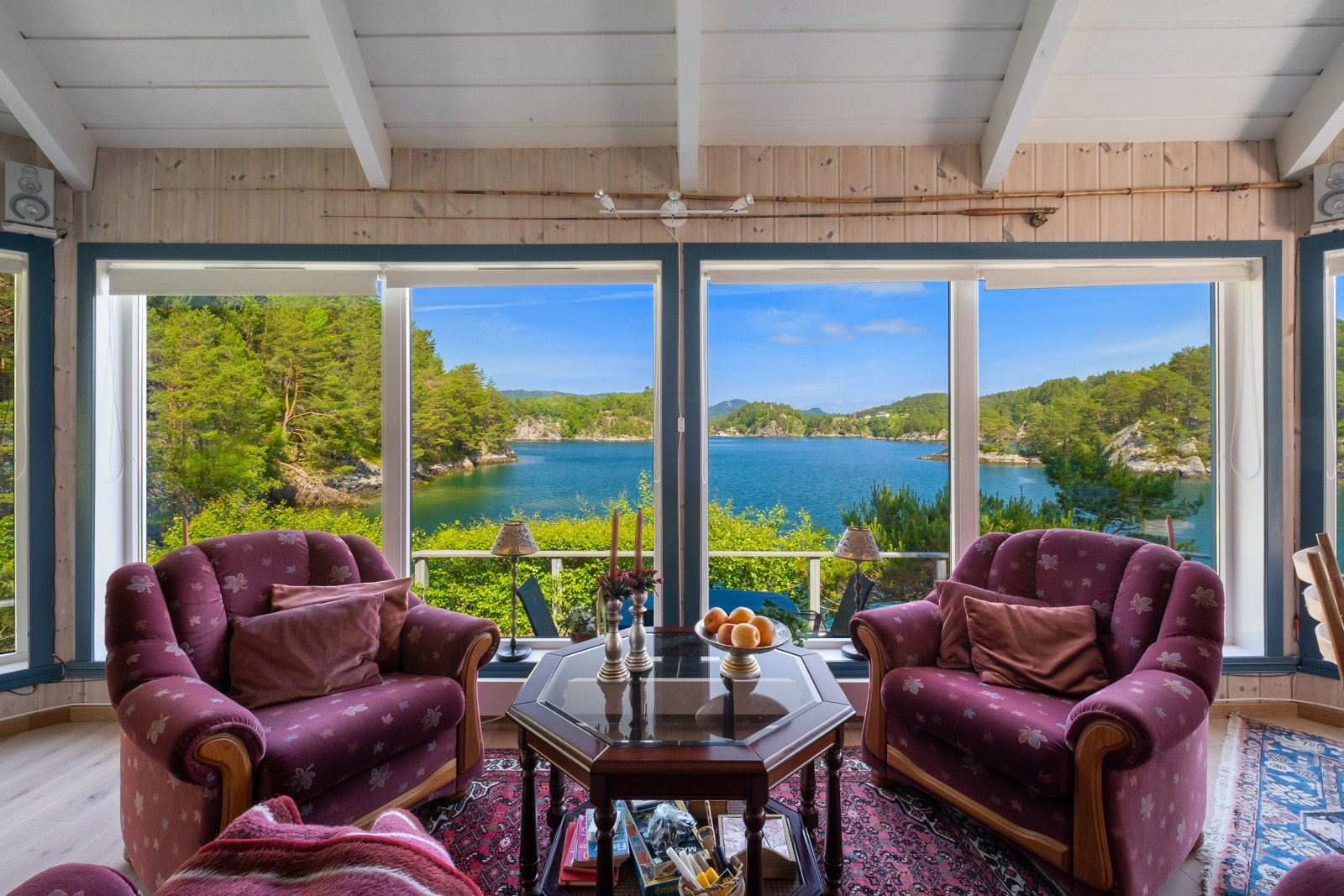 Denne utsiktten kan du nyte fra stuen, en fantastisk havn og flotte fiske og krabbeplasser like utenfor. Galleribilde