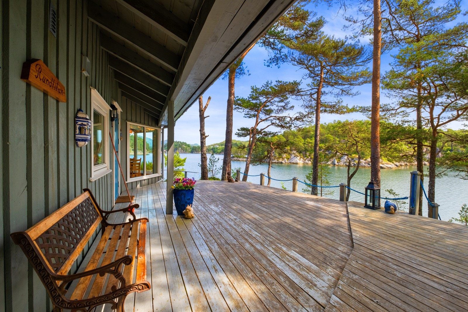 Her kan man gå rett fra terrassen og inn i stuen. Galleribilde