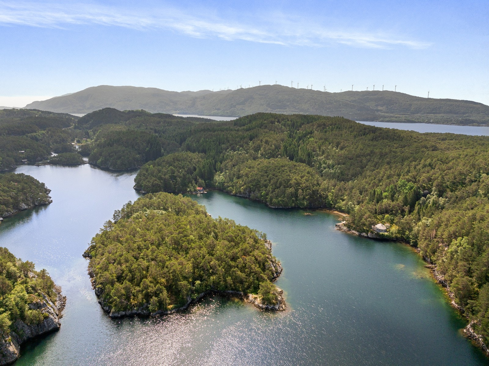 Her ser man vindparken på Fitjar i bakgrunnen. Galleribilde