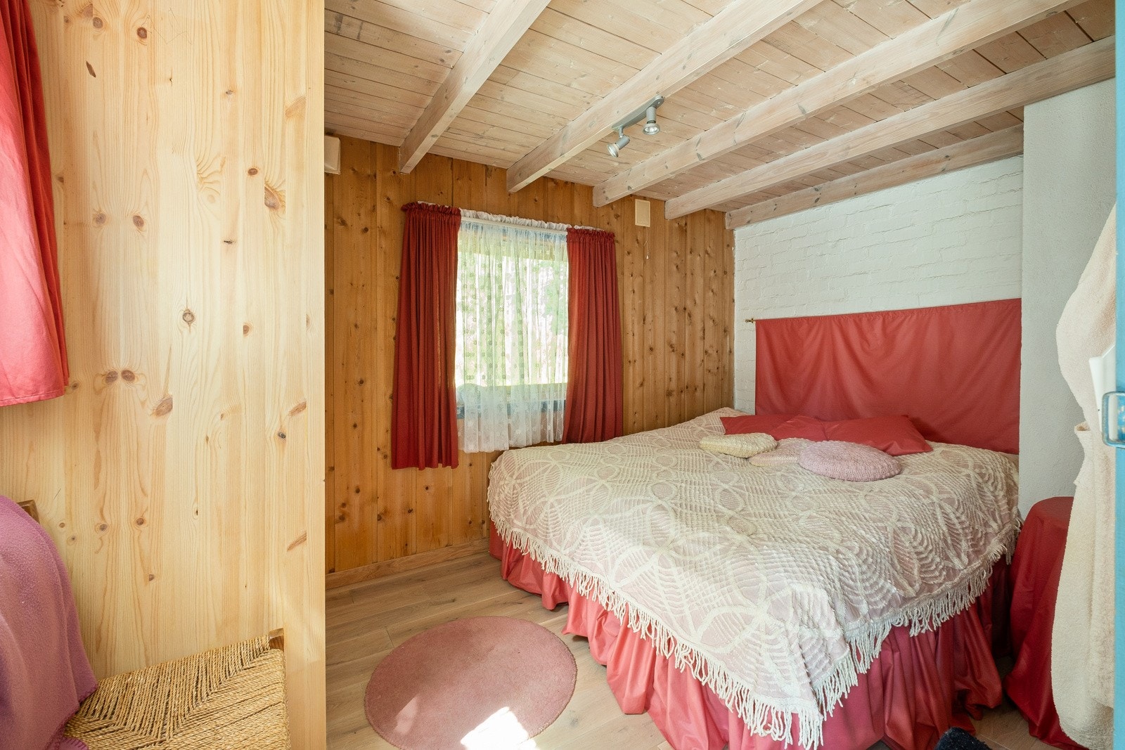 Det er ett soverom i denne etasjen og to på hemsen. Galleribilde