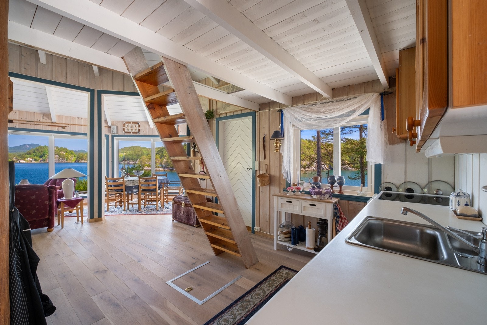 På gulvene er det eikeplank i hovedetasjen. Galleribilde