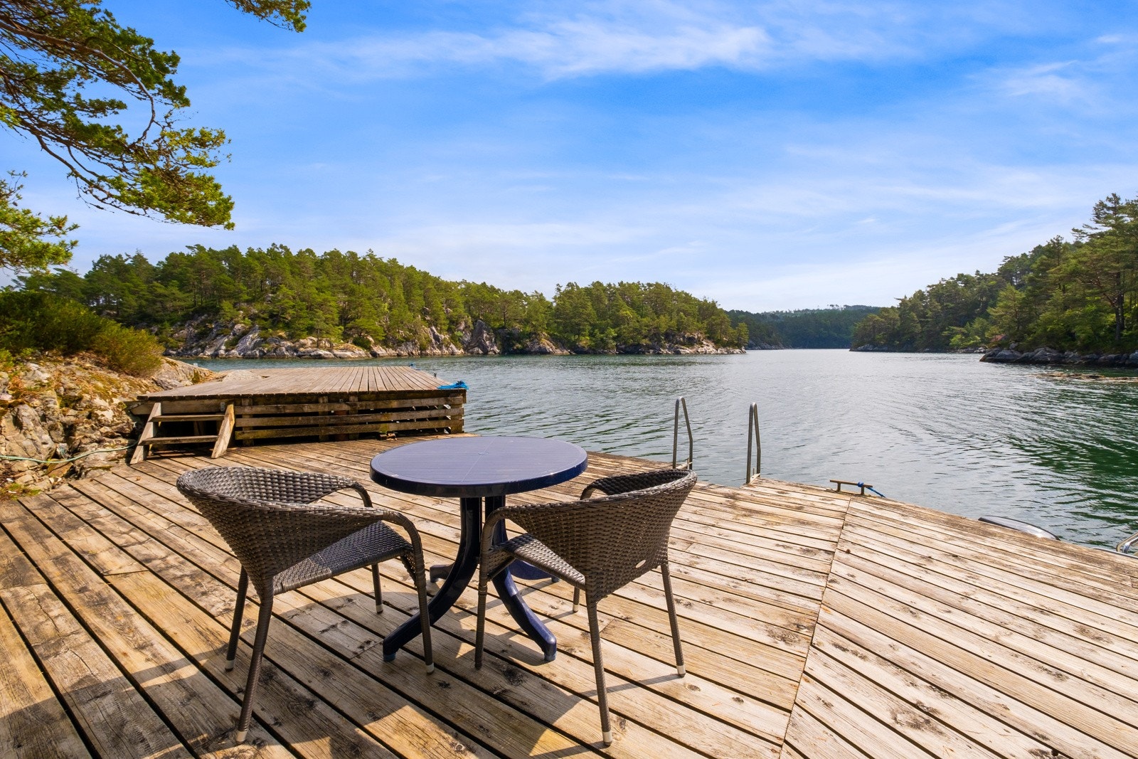 Slappe av med god mat, nyte solen fra solsengen, bade eller fiske - valget er ditt. Galleribilde