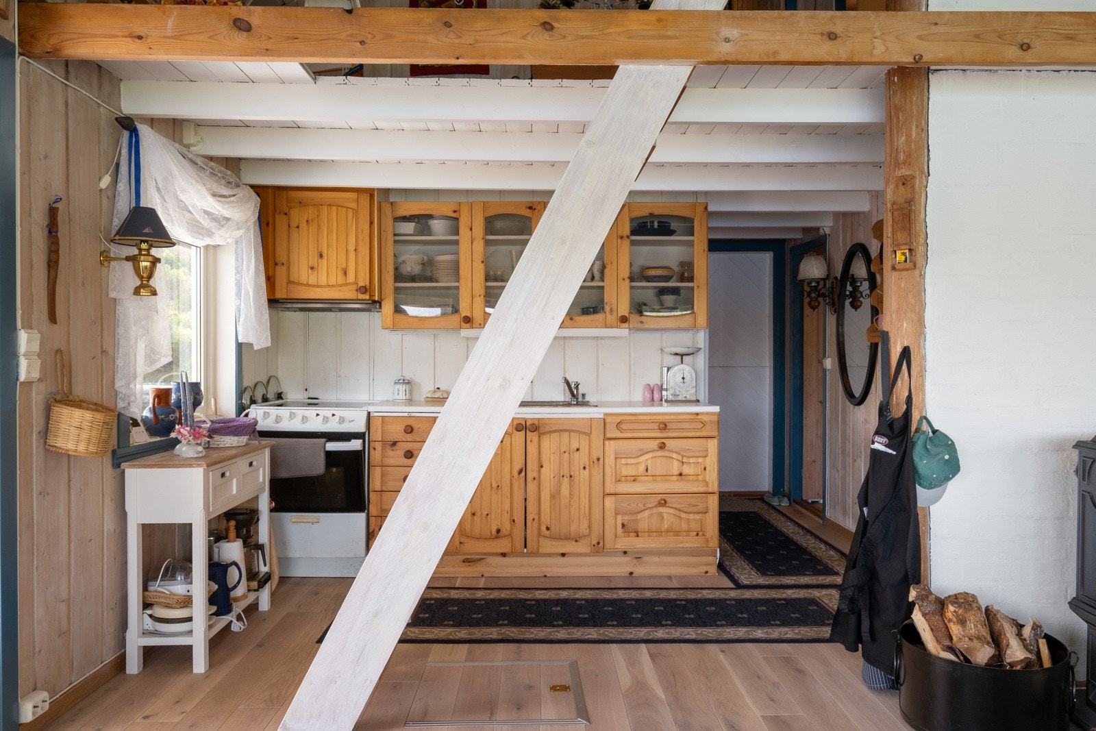 Kjøkkenet har innredning med profilerte fronter og glass i de fleste overskapene. Galleribilde