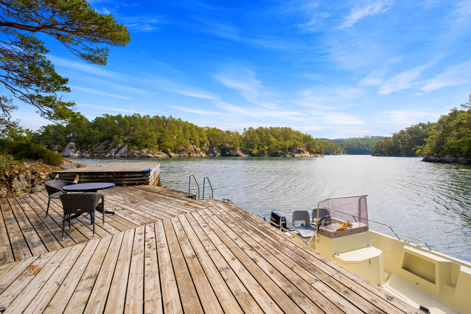 Store brygger med plass til flere båter, stor båt kan ligge ytterst. Galleribilde