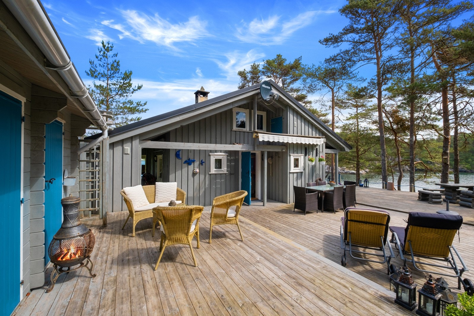 Store utearealer med plass til flere sittegrupper. Galleribilde