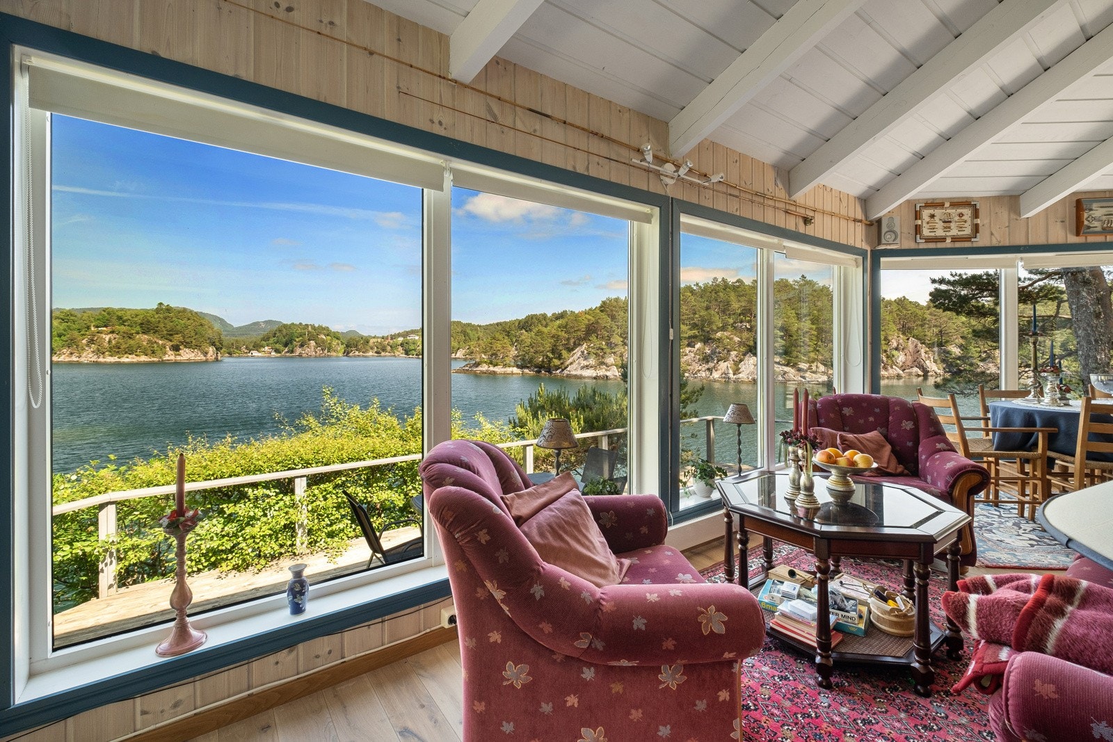 Blir du lei av å sitte i ro er det bare å finne fiskestangen og ta deg en fisketur. Galleribilde