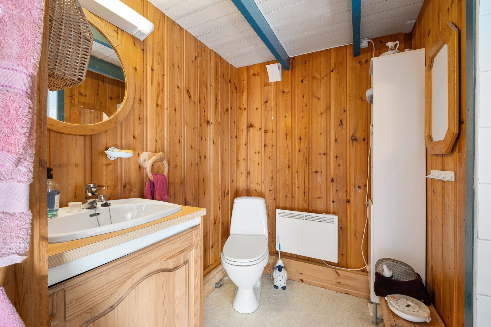 Badet er innredet med nedfelt servant, toalett, dusjvegger/hjørne og opplegg for vaskemaskin. Galleribilde