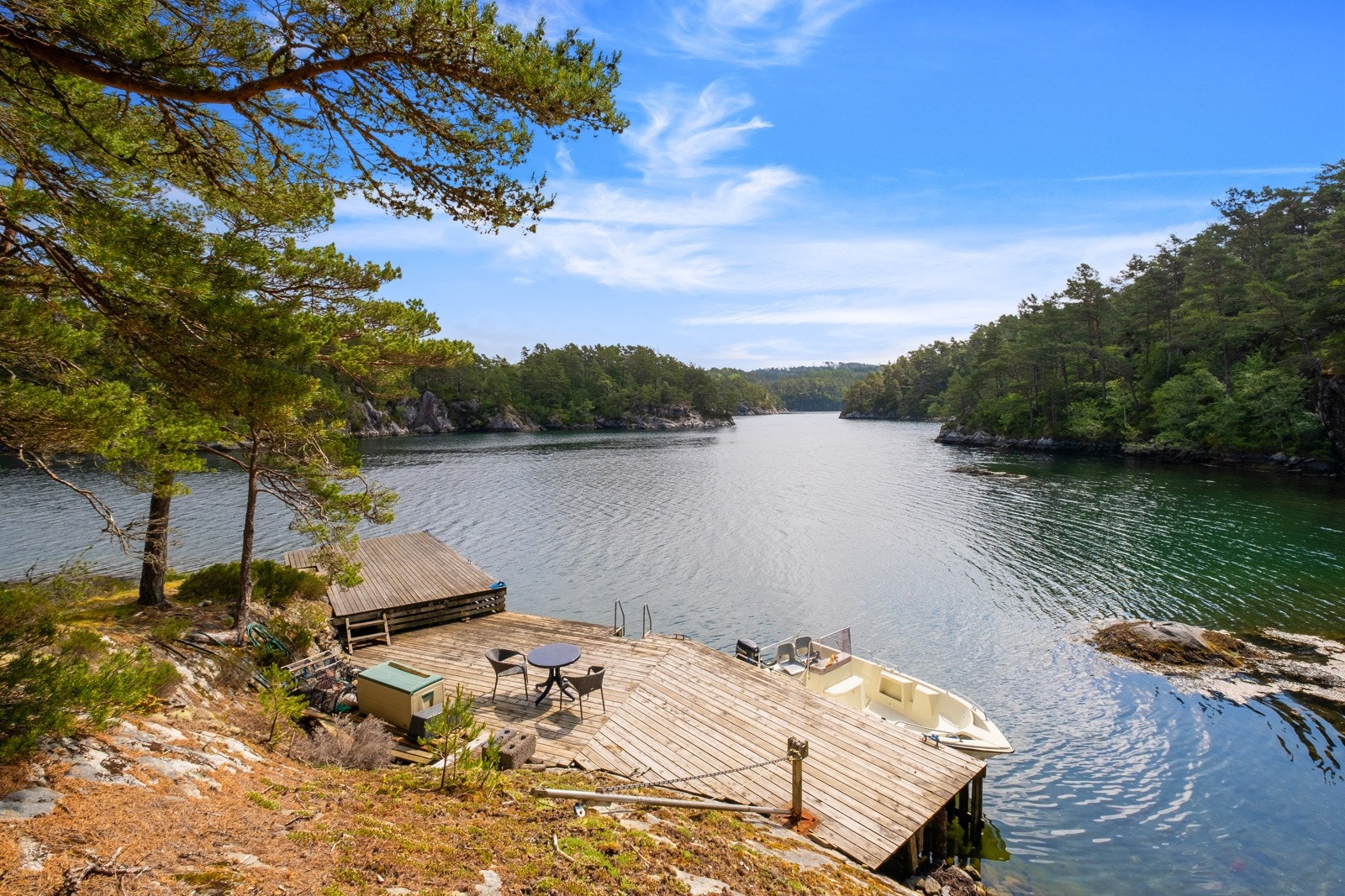 Med den vakre skjærgården i umiddelbar nærhet er det kort vei til sjølivets gleder med båtliv, fiske, padling og bading. Galleribilde