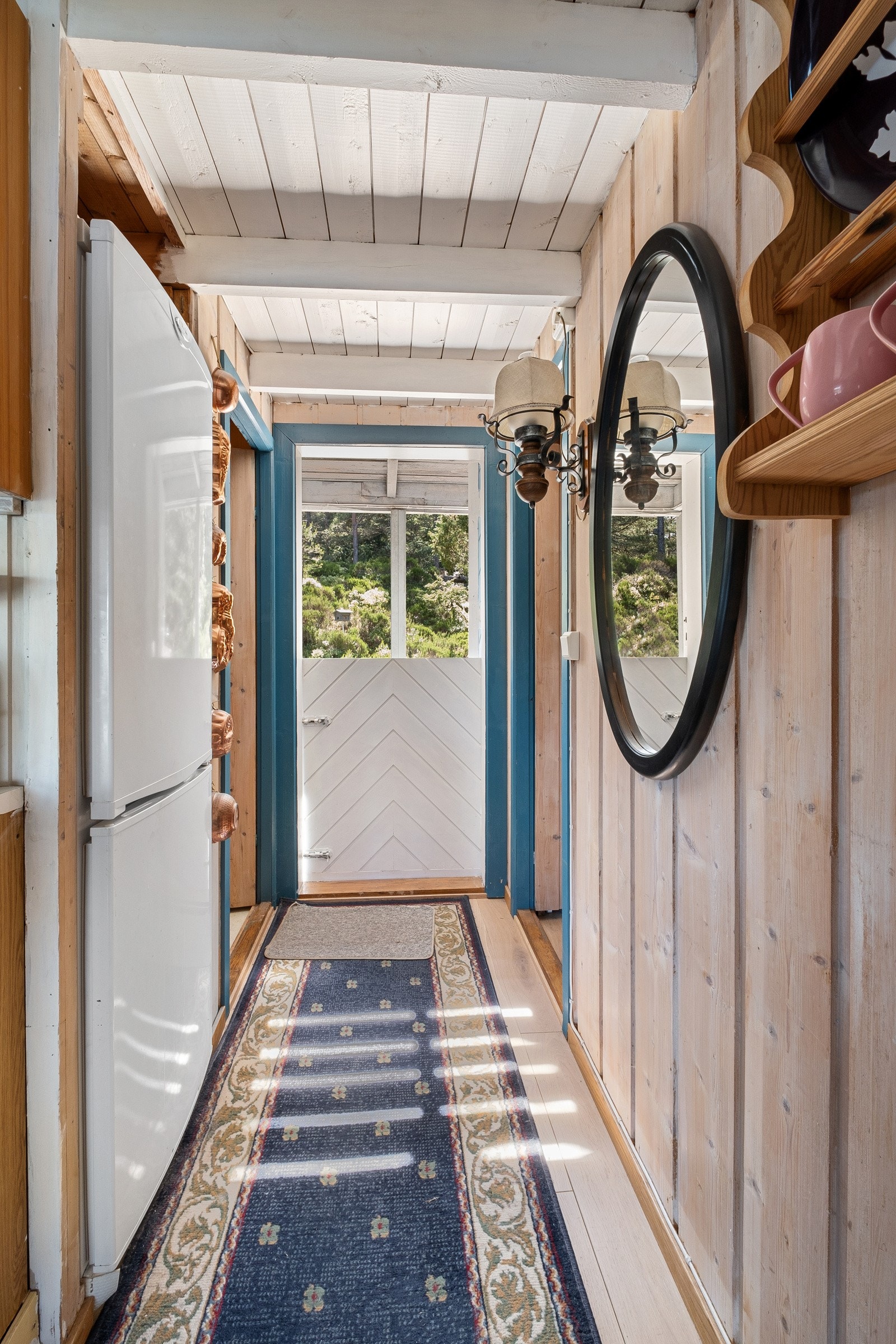 Fra entrêen med inngang til både soverom og bad. Galleribilde