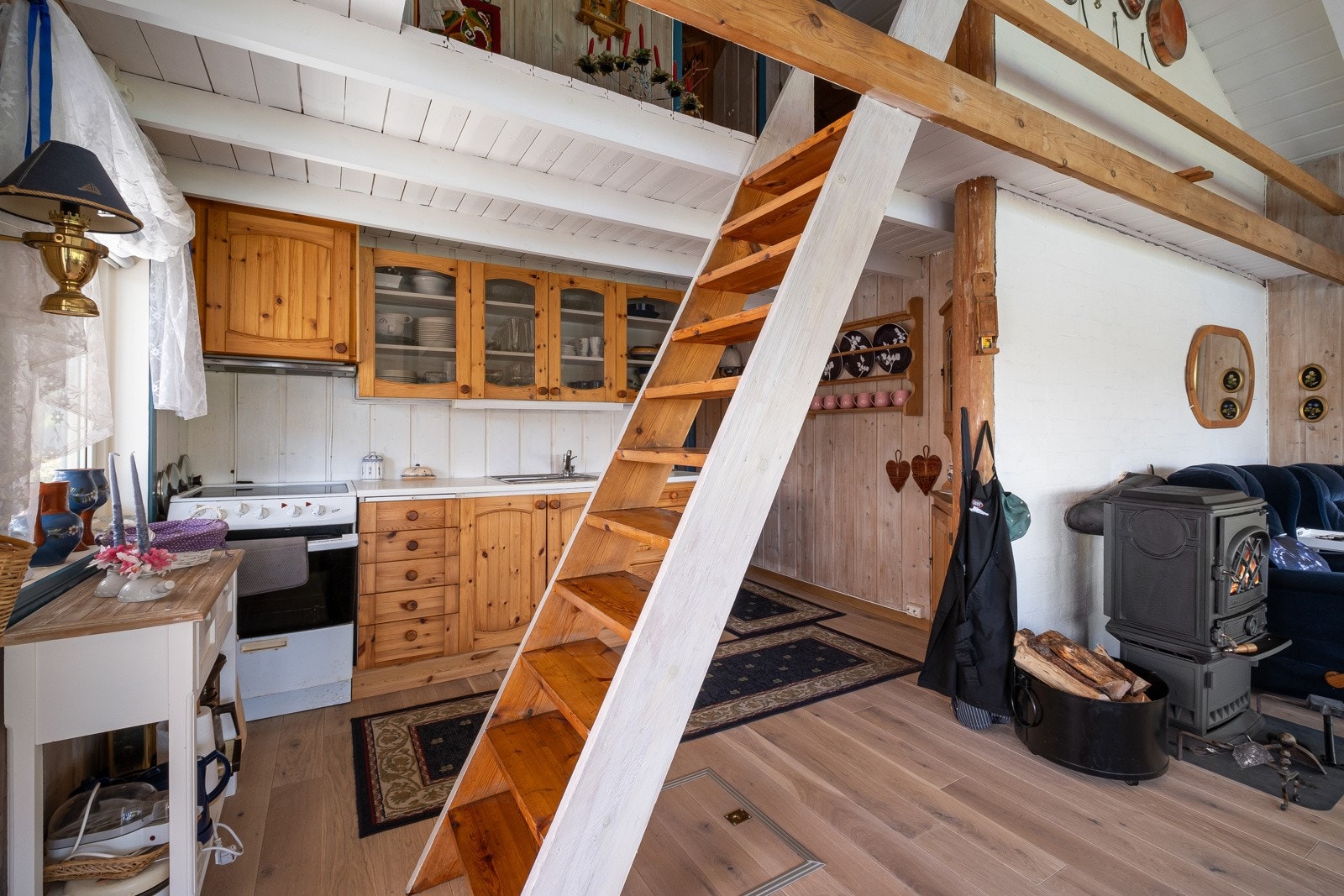 Fra stue/kjøkken går det en tretrapp opp til hemsen. Galleribilde