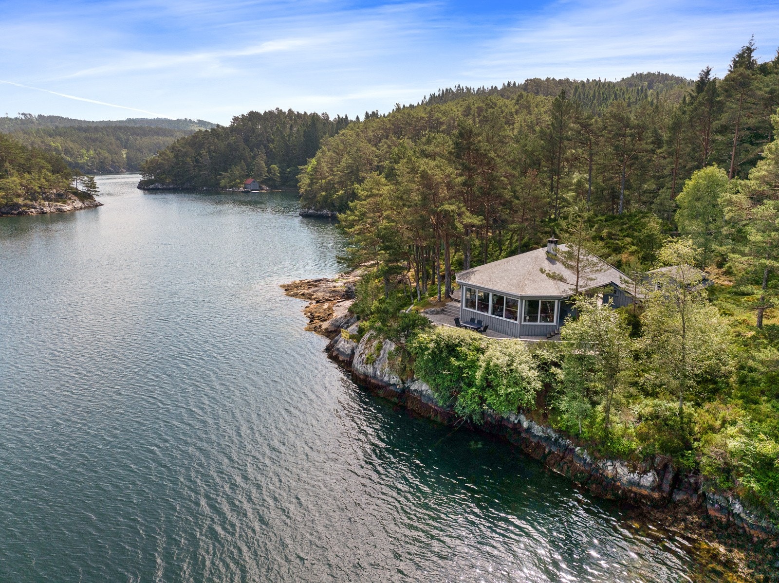 Flott hytte i sjøkanten. Galleribilde