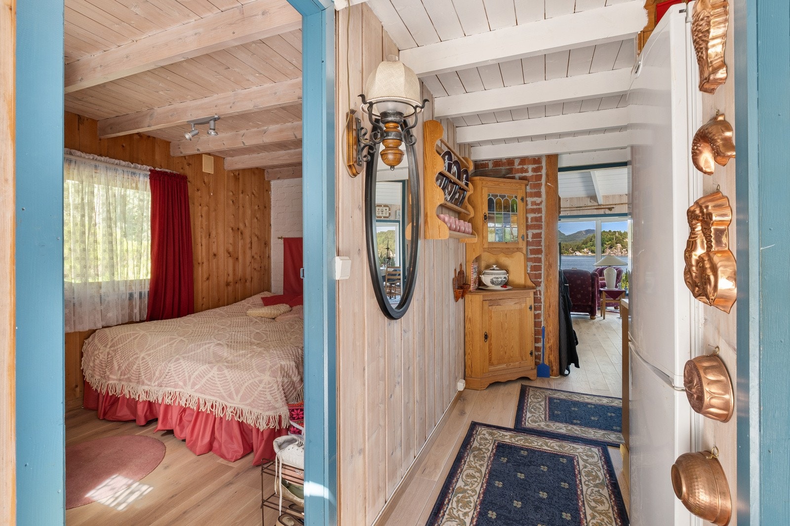 Her ser man soverommet til venstre og stuen rett frem. Galleribilde