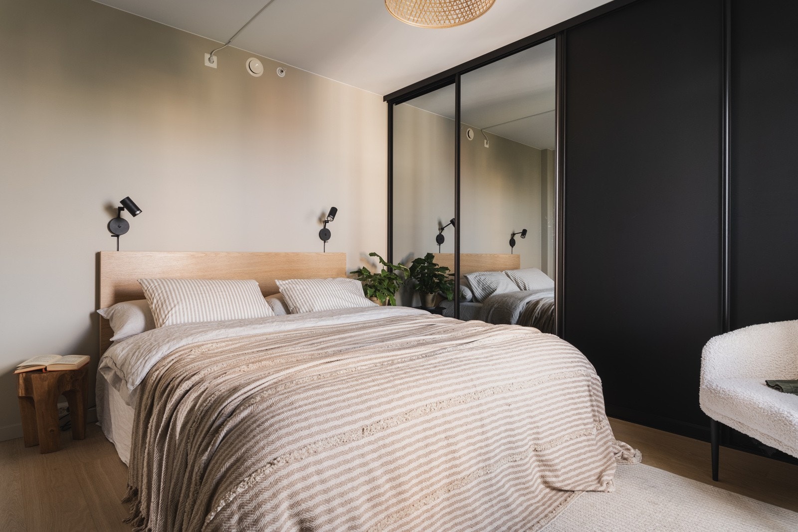 Godt med garderobeplass i skyvedørsgarderobe Galleribilde