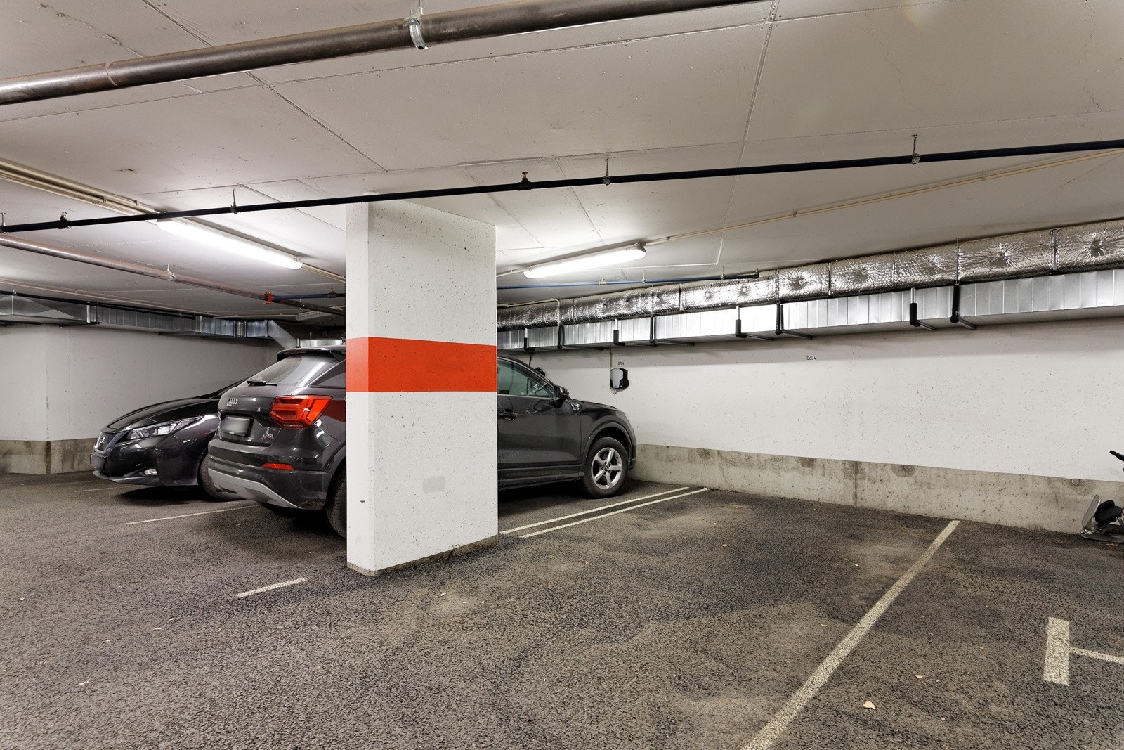 Biloppstillingsplass med el-lader følger leiligheten Galleribilde