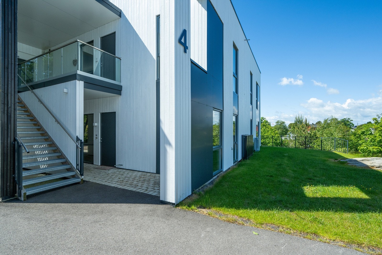 Leiligheten ligger på bakkeplan i 4-mannsbolig Galleribilde