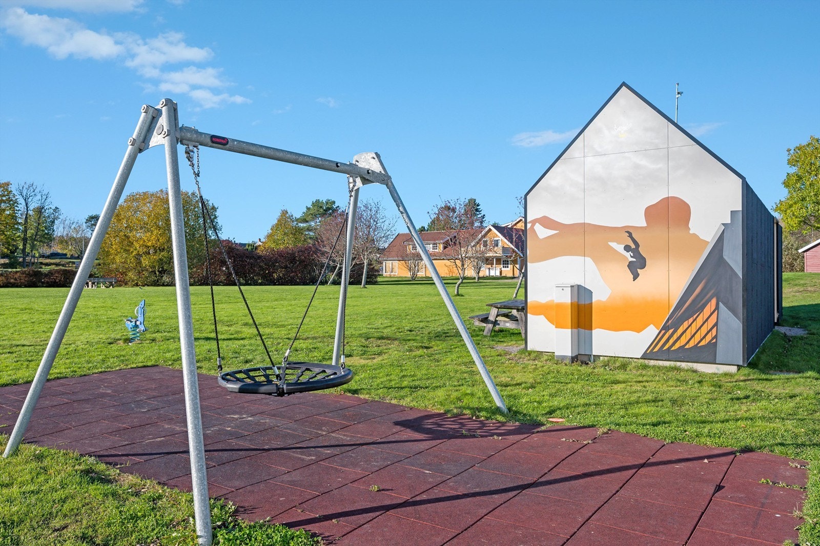 Nærområdet har scatepark, fotballbane, basketbane, freesbegolf og mer! Galleribilde