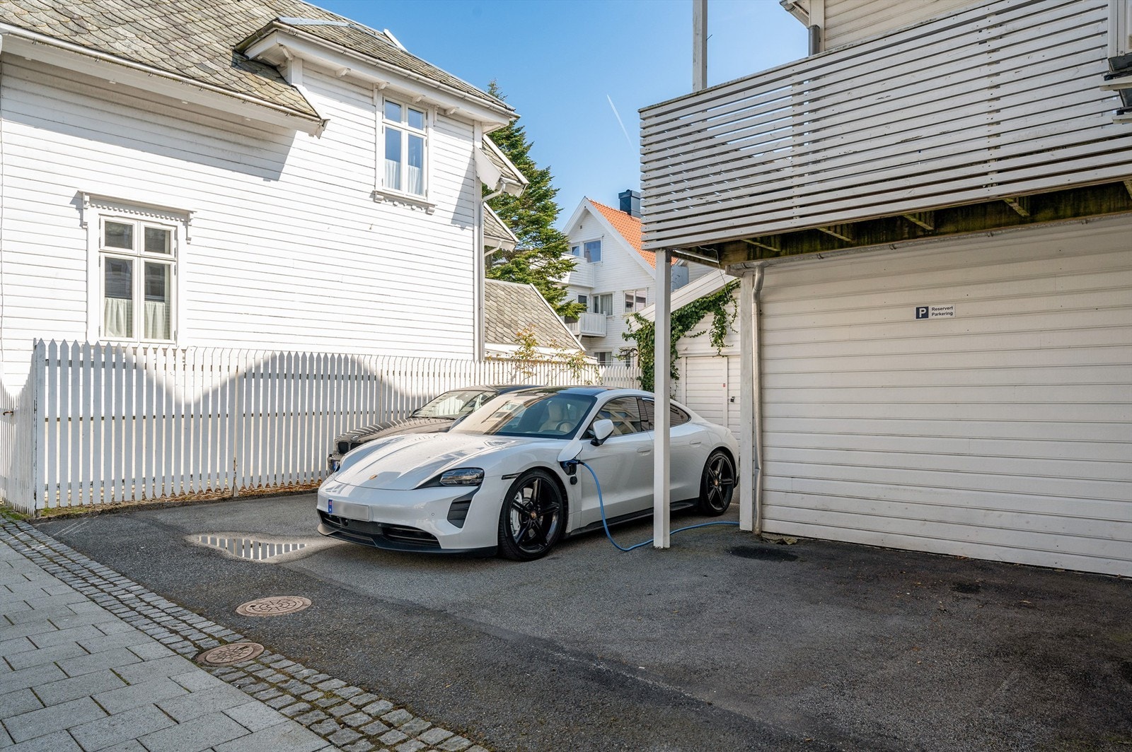 Egen parkeringsplass på tomten med elbillader Galleribilde