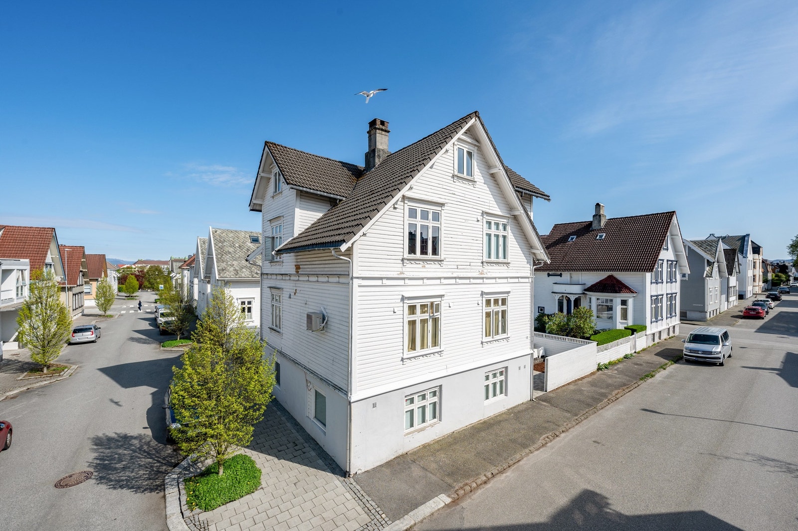 Boligen ligger pent til på Våland med kort gangastand til sentrum og tog Galleribilde
