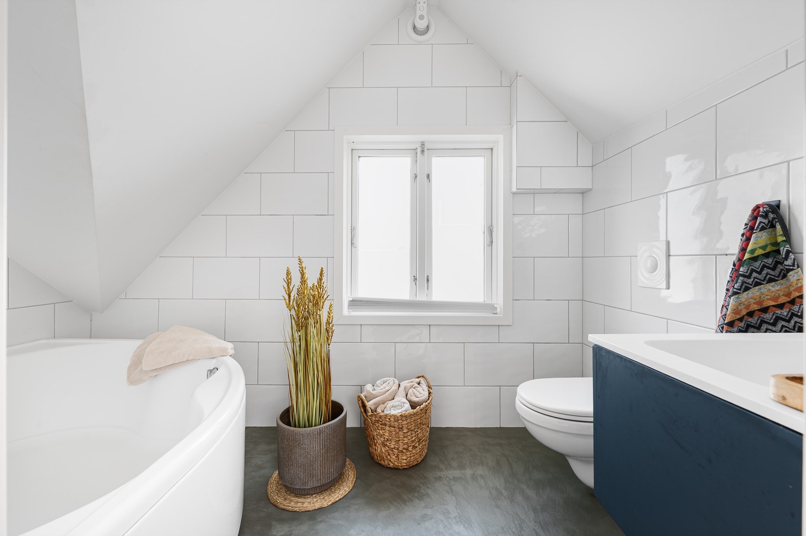 Badet på loftet har badekar og vegghengt toalett Galleribilde