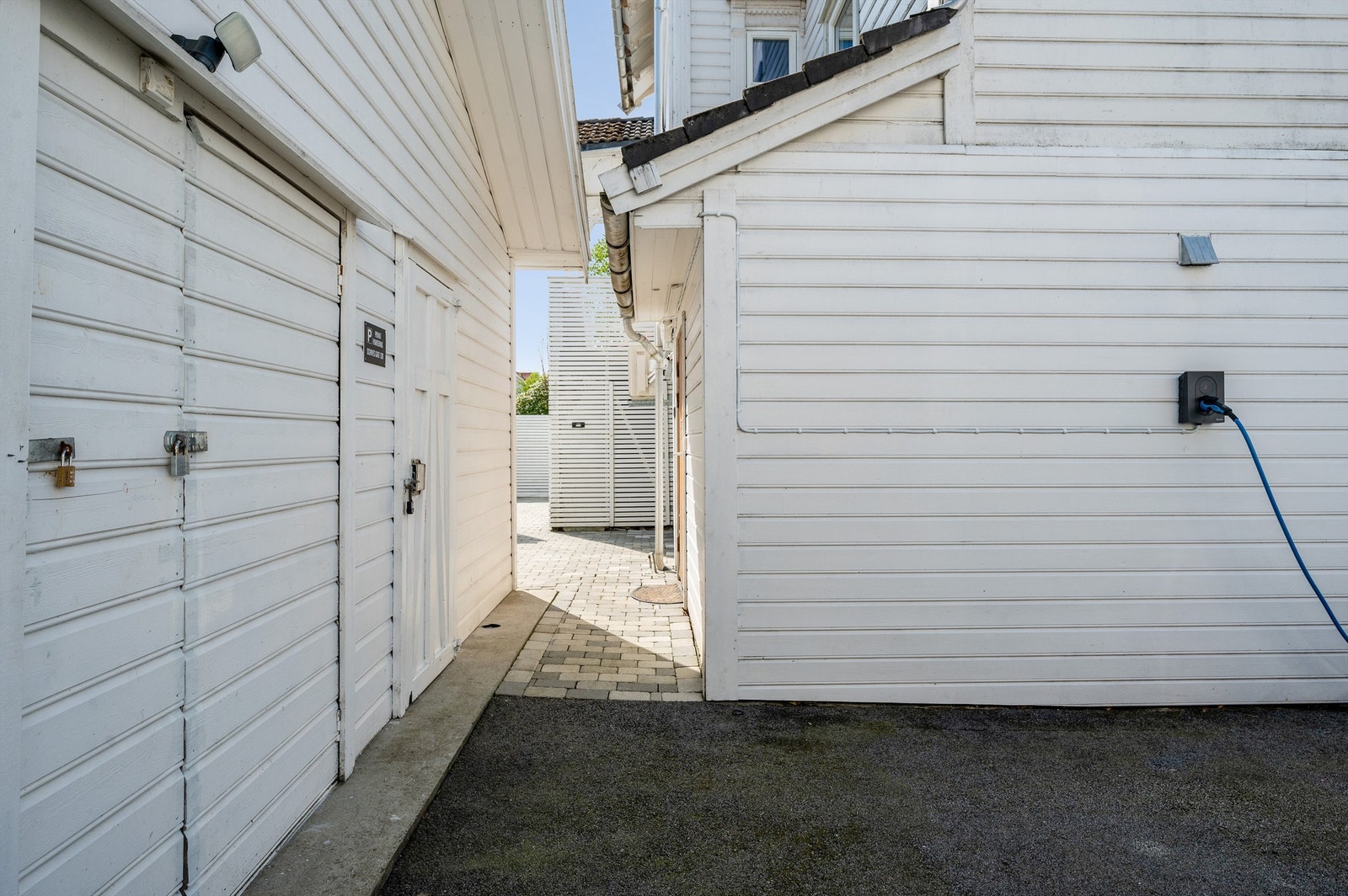Det medfølger elbillader i forbindelse med parkeringsplassen på tomten. Galleribilde