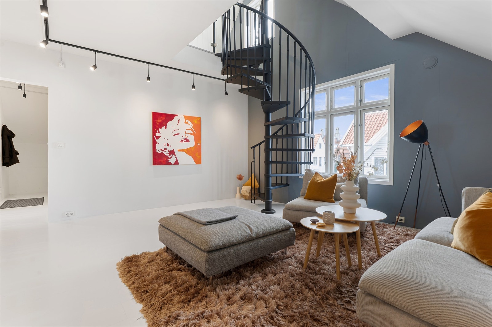 Vindeltrappen fører opp til loftstuen, 2 soverom og bad Galleribilde