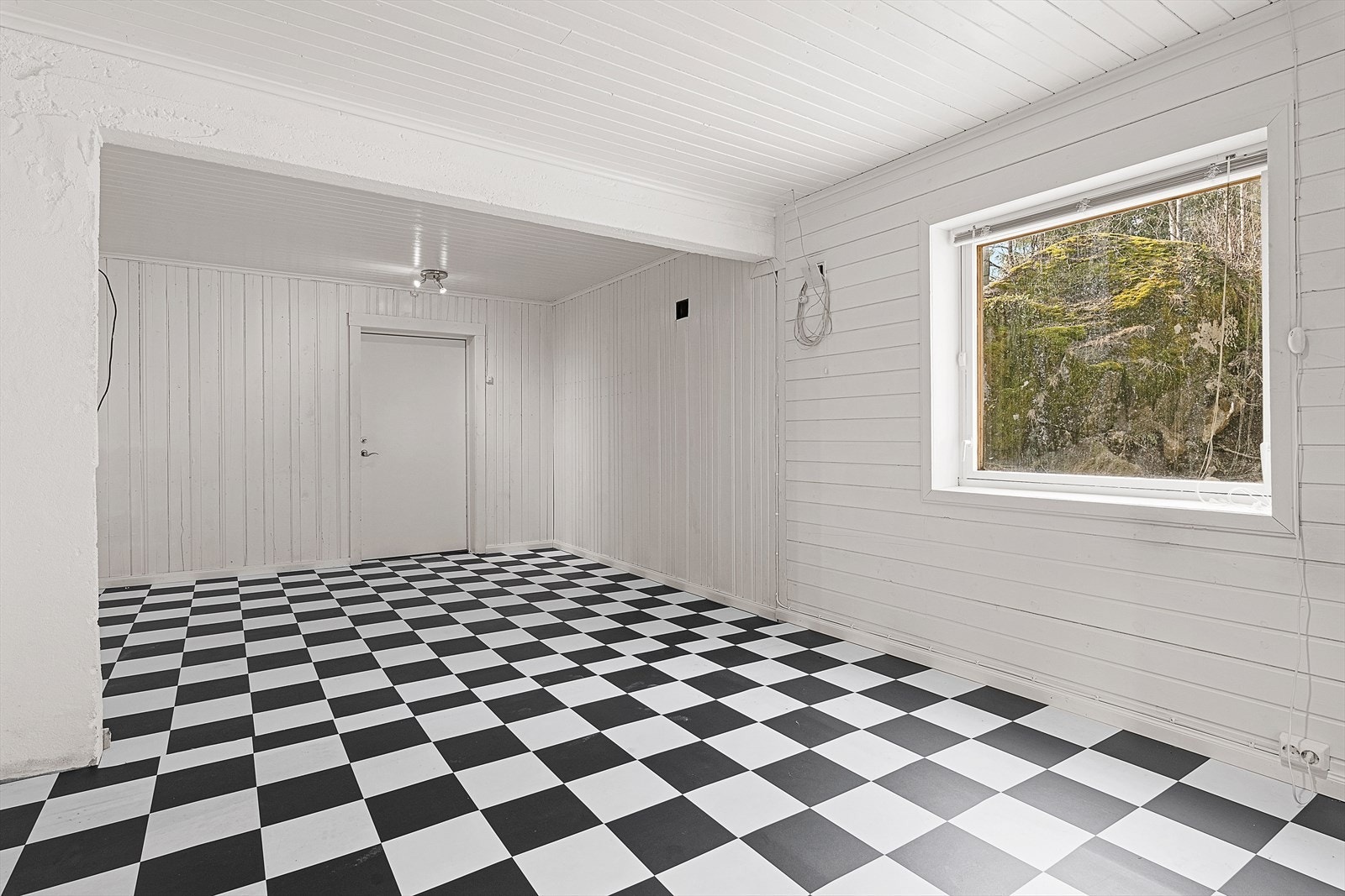 Innredet rom i underetasjen. Brukt til bod - og verksted-/hobbyrom Galleribilde