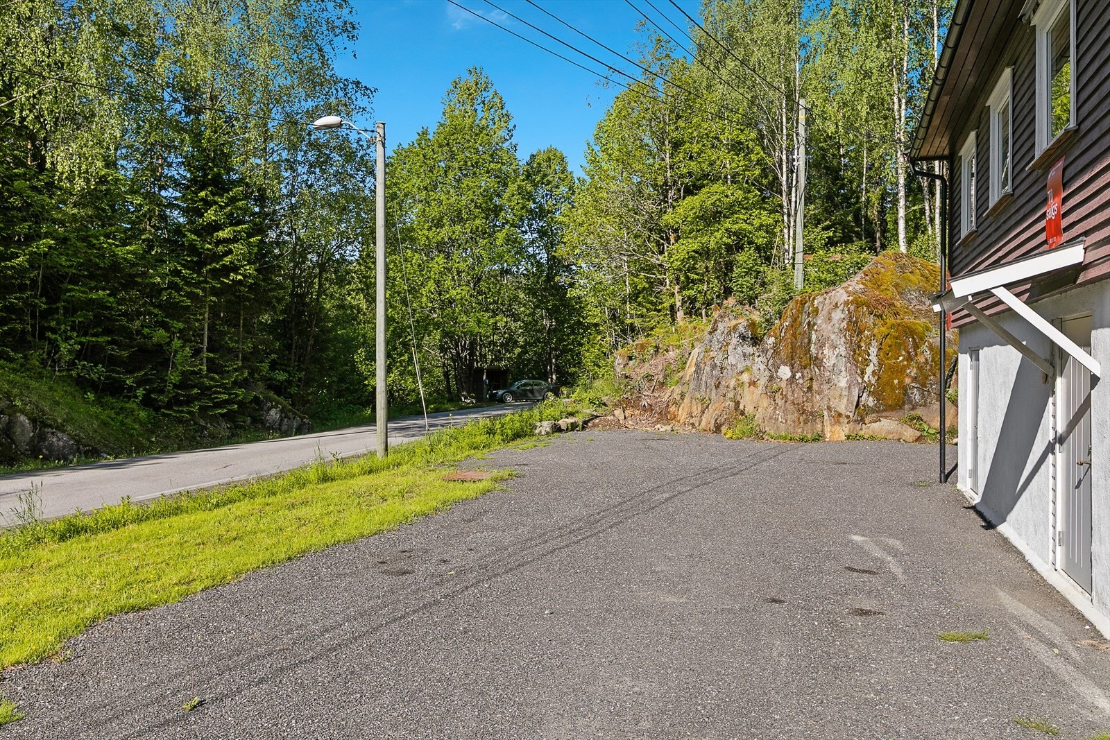 Romslig tun hvor det er godt med parkeringsplasser Galleribilde