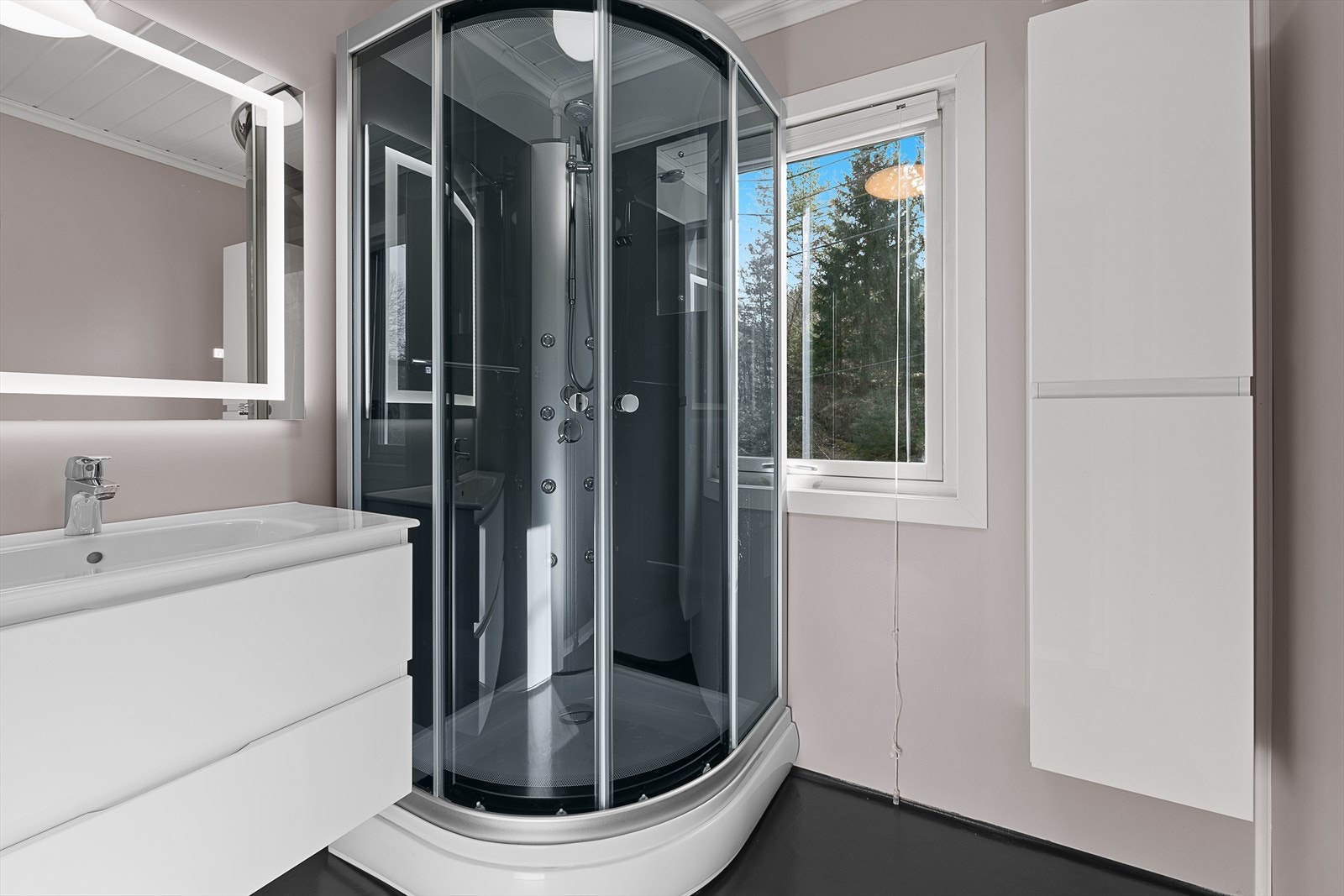 Bad i hovedetasjen Galleribilde