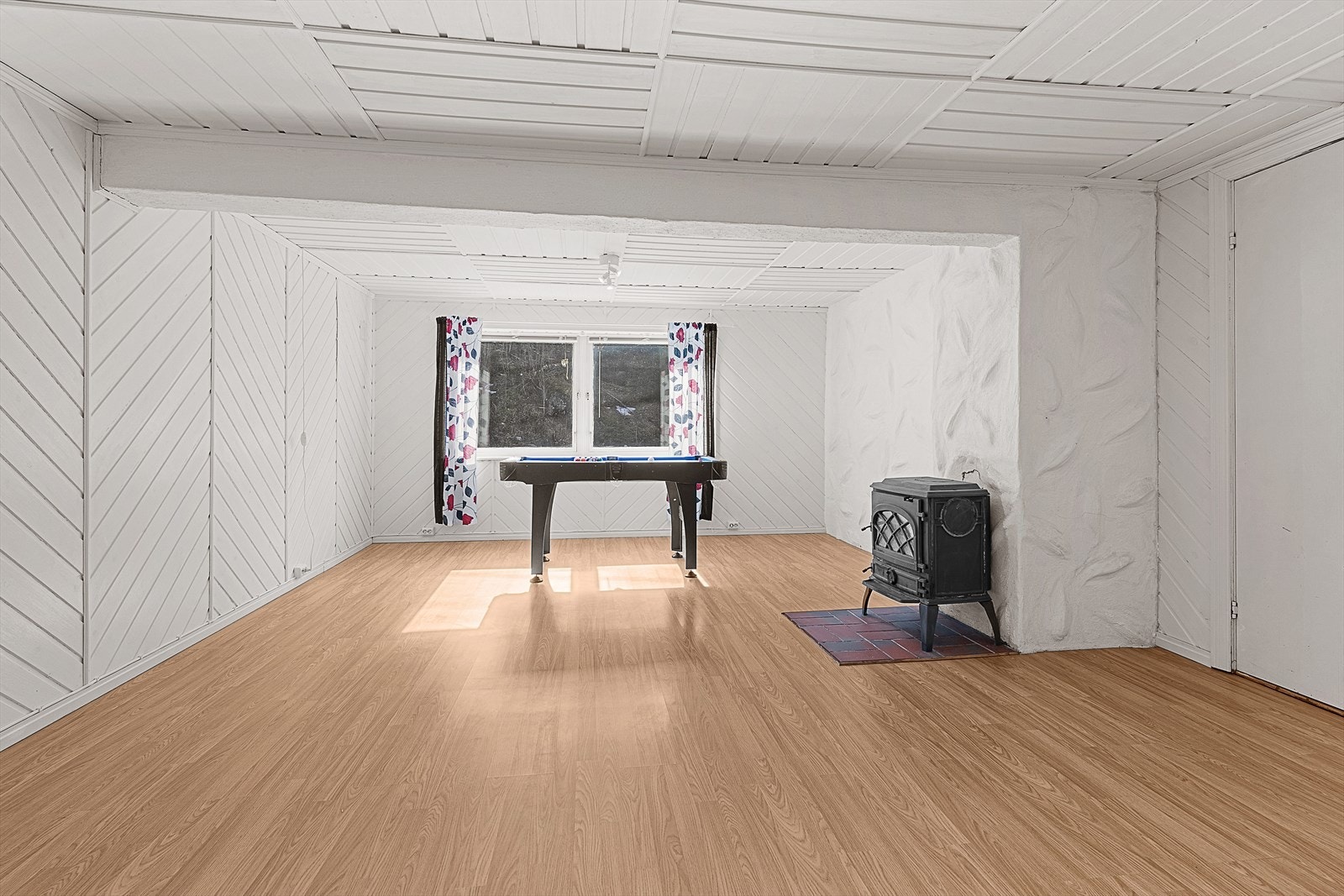 Kjellerstue m/ildsted. Byggesøkte tegninger av u.etasjen avviker ift. dagens bruk. Se salgsoppgaven under avsnittet "ferdigattest". Galleribilde