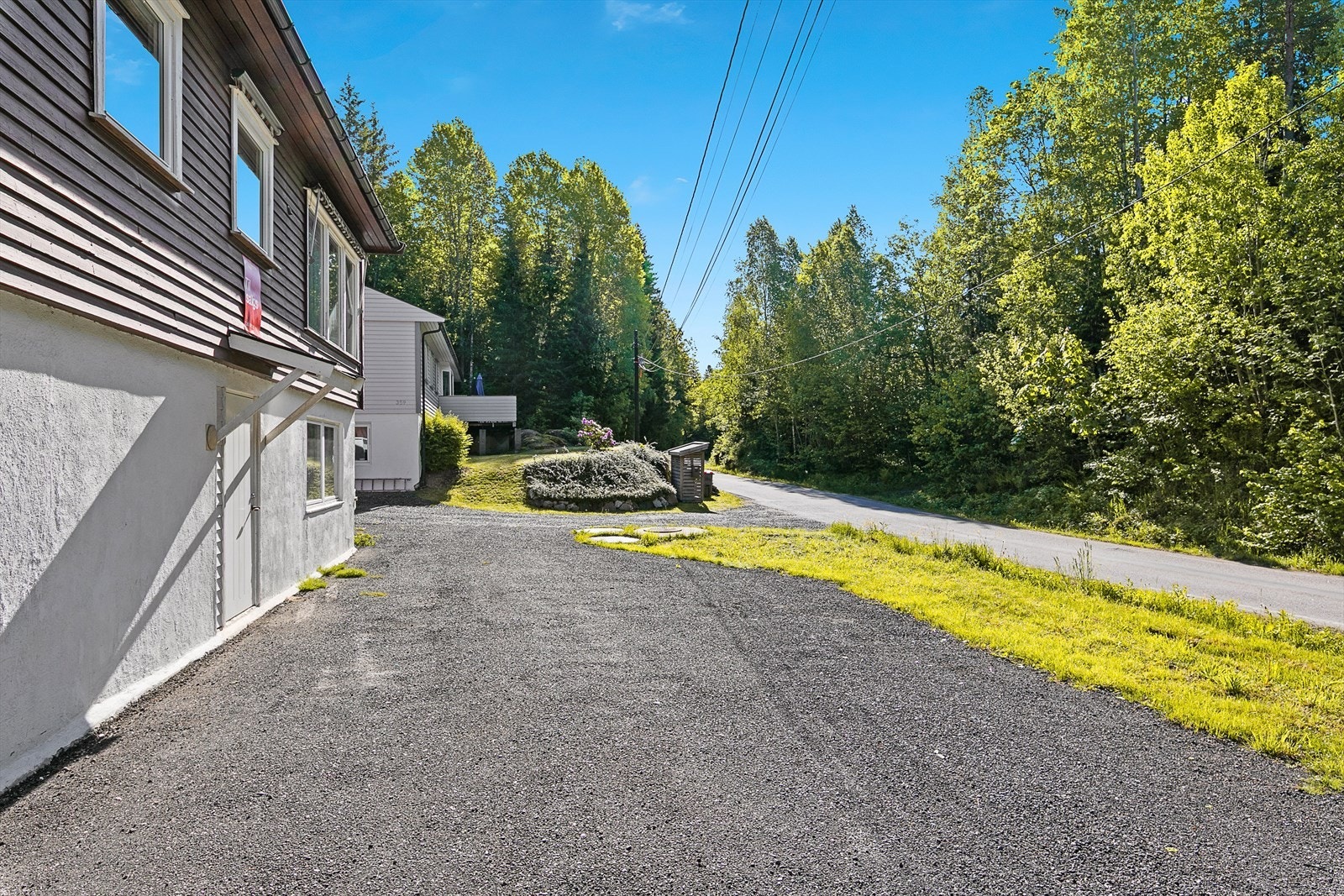 Romslig tun hvor det er godt med parkeringsplasser Galleribilde