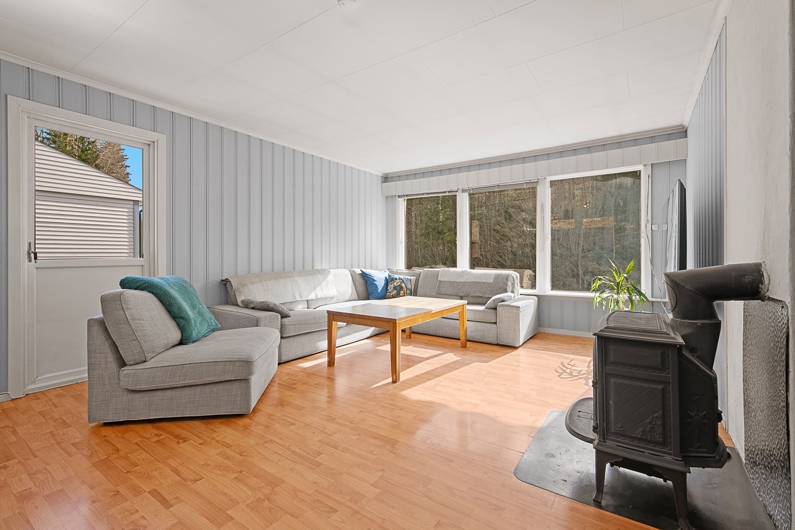 Lys og fin stue med ildsted og utgang til terrasse. Galleribilde