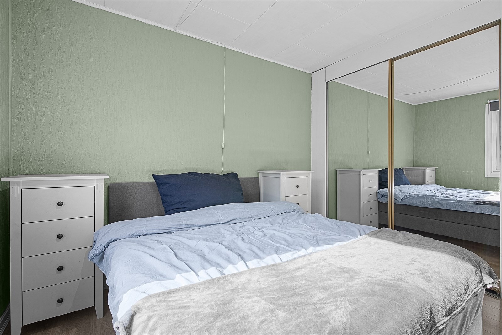 Soverom med skyvedørsgarderobe Galleribilde