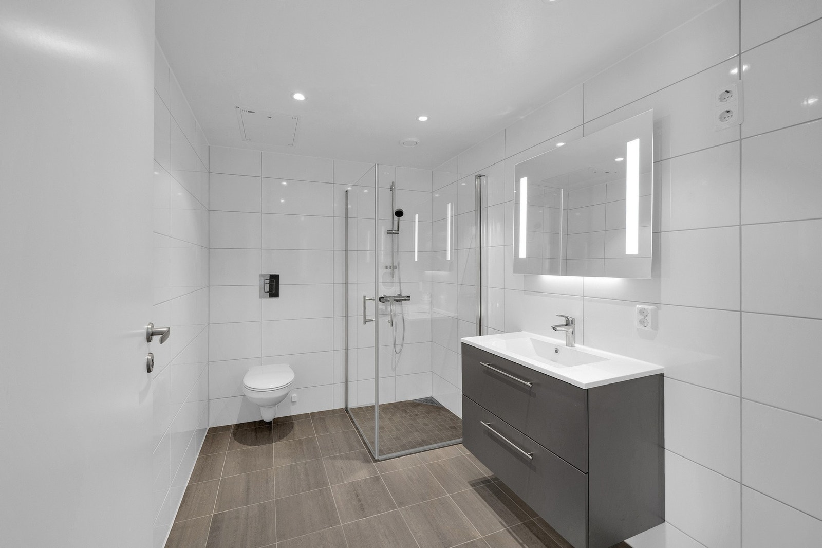 Leiligheten leveres med et lekkert helfliset bad. Galleribilde